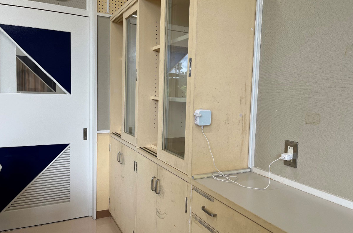 学園内の校舎やキャンパスには、画像のようにCO₂センサーが設置されている