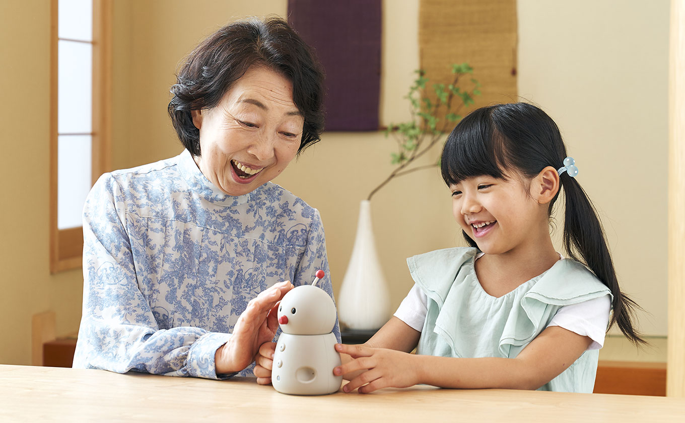 おばあちゃんと孫とBOCCO emoイメージ